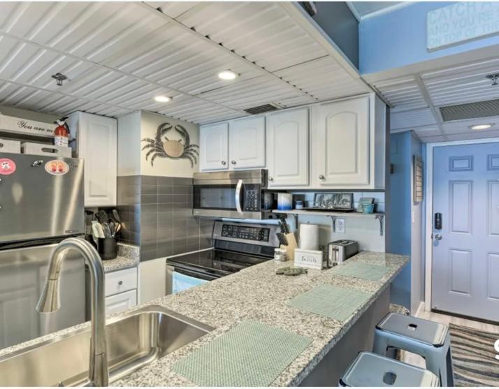 Eb's Place On The Beach Apartment